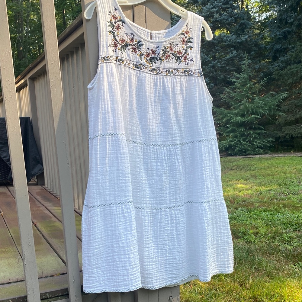 Max Studio White Sleeveless Dress with Floral Embroidery